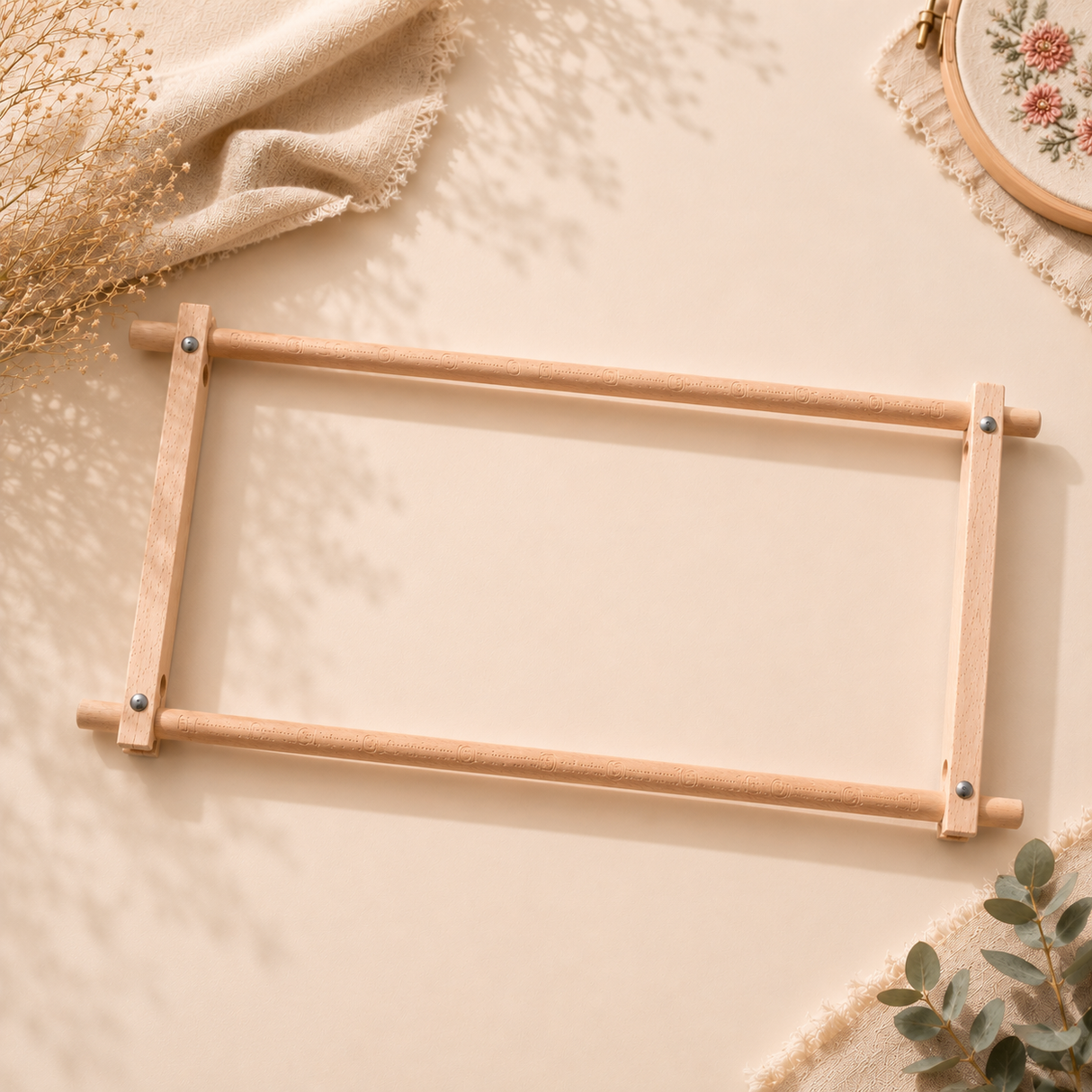 Bastidor rectangular de madera Easy Clip Frame 68 x 22 cm con barras y clips para sujetar tela de punto de cruz, tapicería o bordado contado.