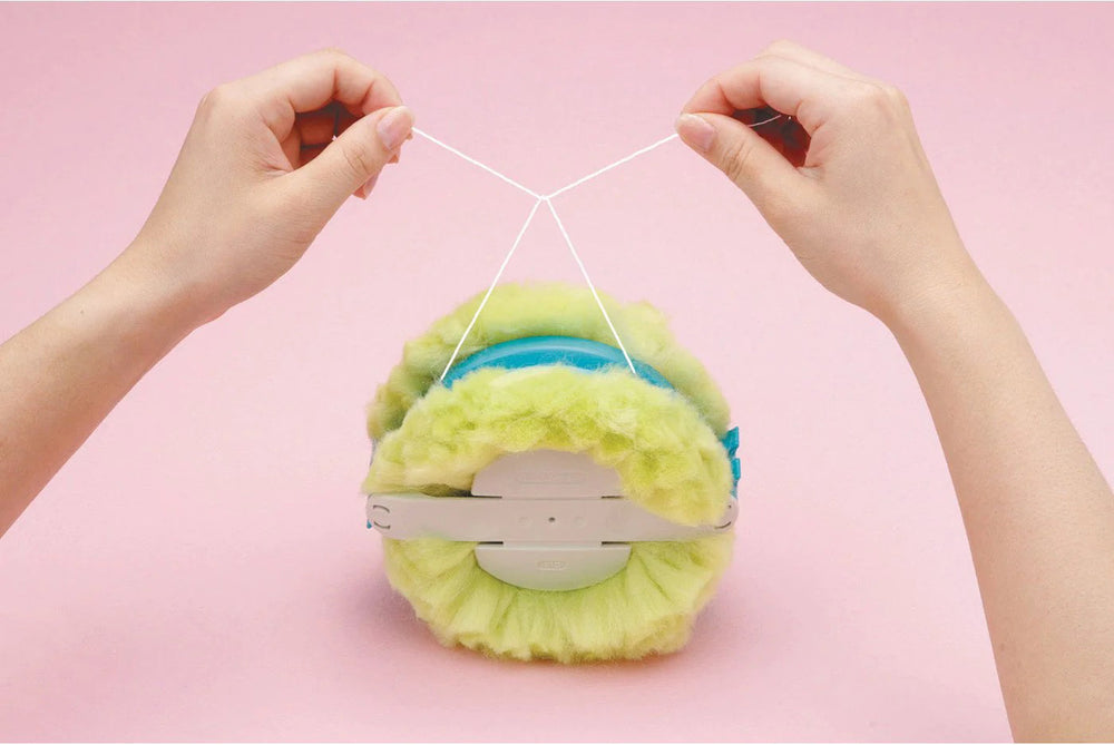Máquina para hacer pompones extragrandes de lana de Clover 3128