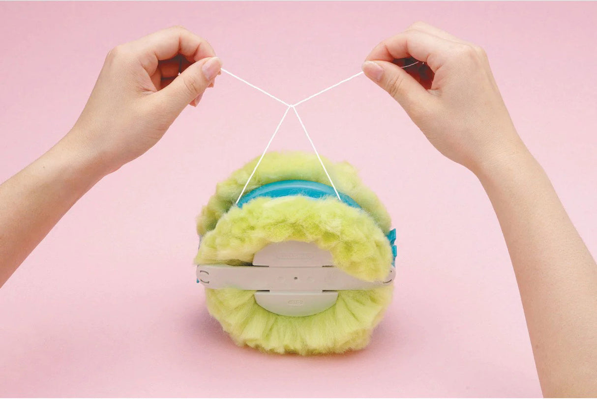 Máquina para hacer pompones extragrandes de lana de Clover 3128