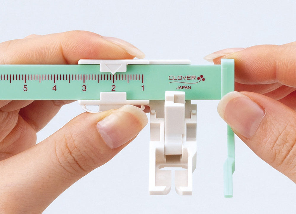 Pied guide coulissant de couture Clover 7709 : Précision et polyvalence dans vos projets de couture