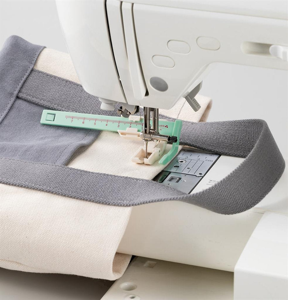 Pied guide coulissant de couture Clover 7709 : Précision et polyvalence dans vos projets de couture