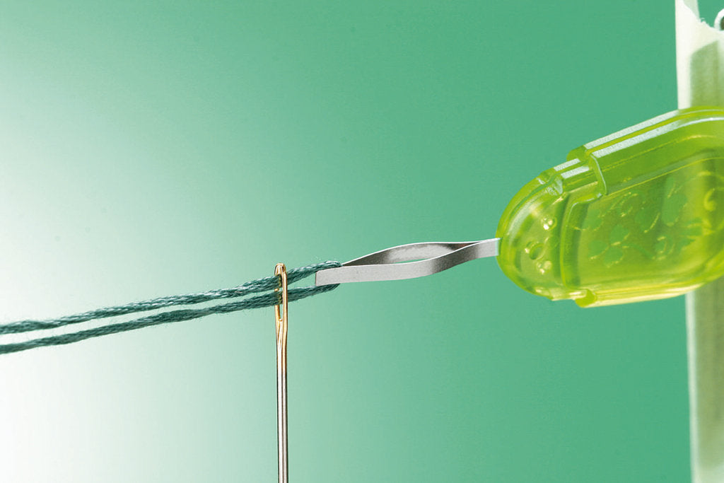 Enhebrador de Agujas para Bordar Clover 8611: Facilidad y Precisión en Tu Mano