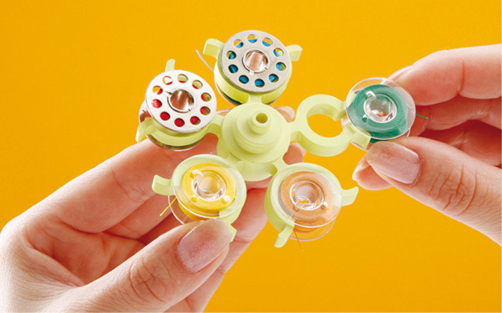 Organizador de Canillas Clover 9508: Orden y Practicidad para tus Hilos de Costura
