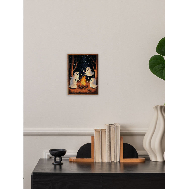 Kit de punto de cruz KLART “Ghost Hike” KL8-581 – Fantasmas alrededor de la hoguera