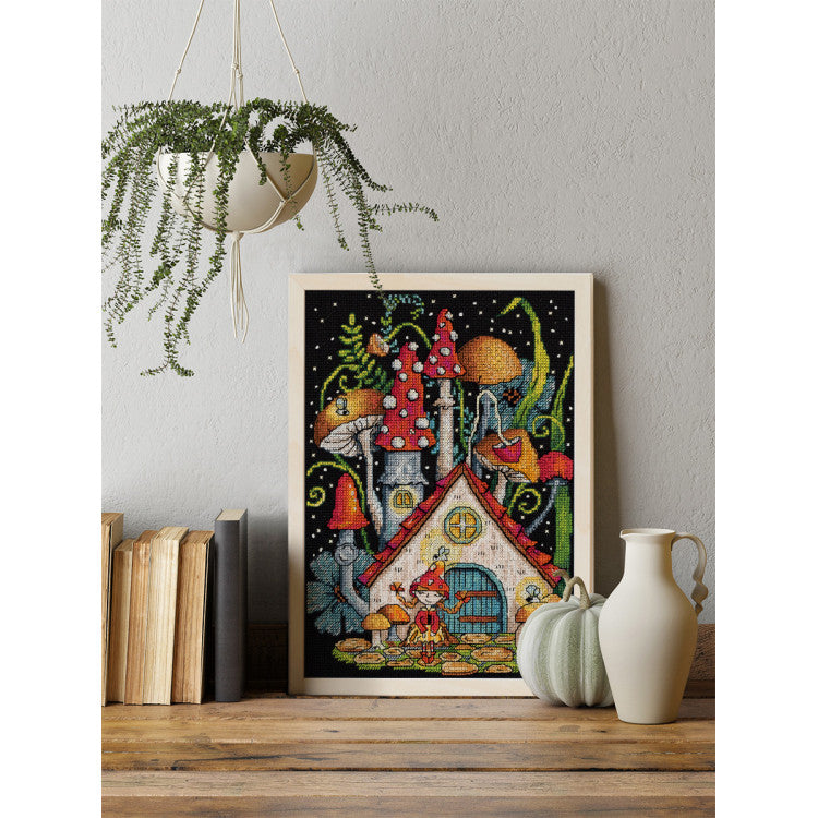 Kit de punto de cruz PANNA “Mushroom House” PVS-7321 – Casa de setas en Aida negra