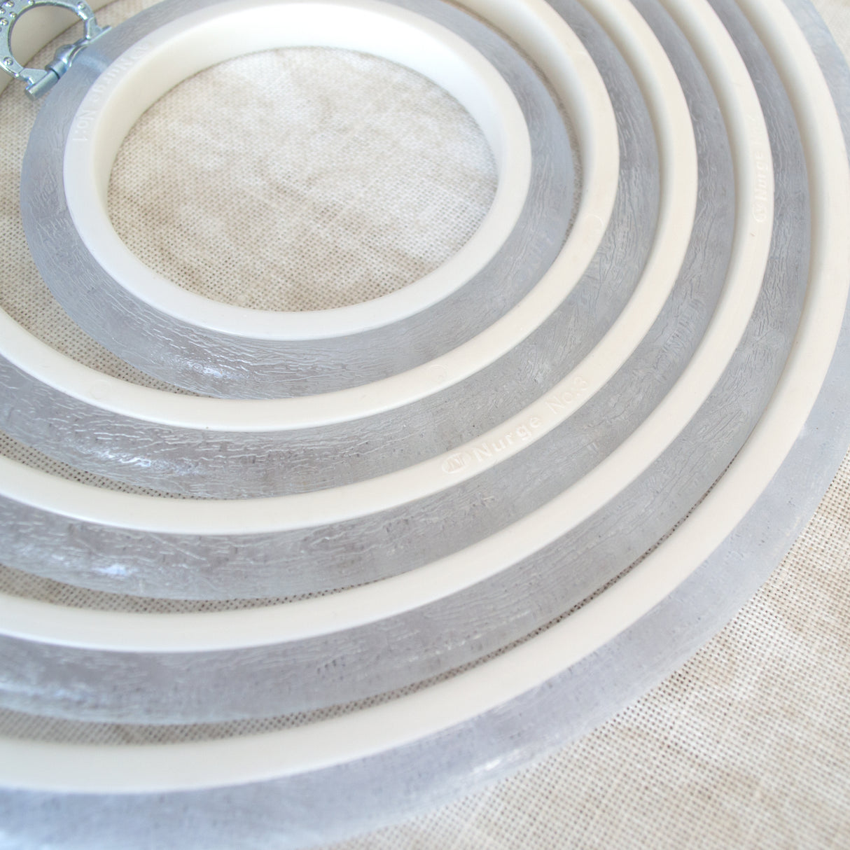 Cadre Nurge Hoop en Transparent : polyvalence et élégance dans vos projets de broderie