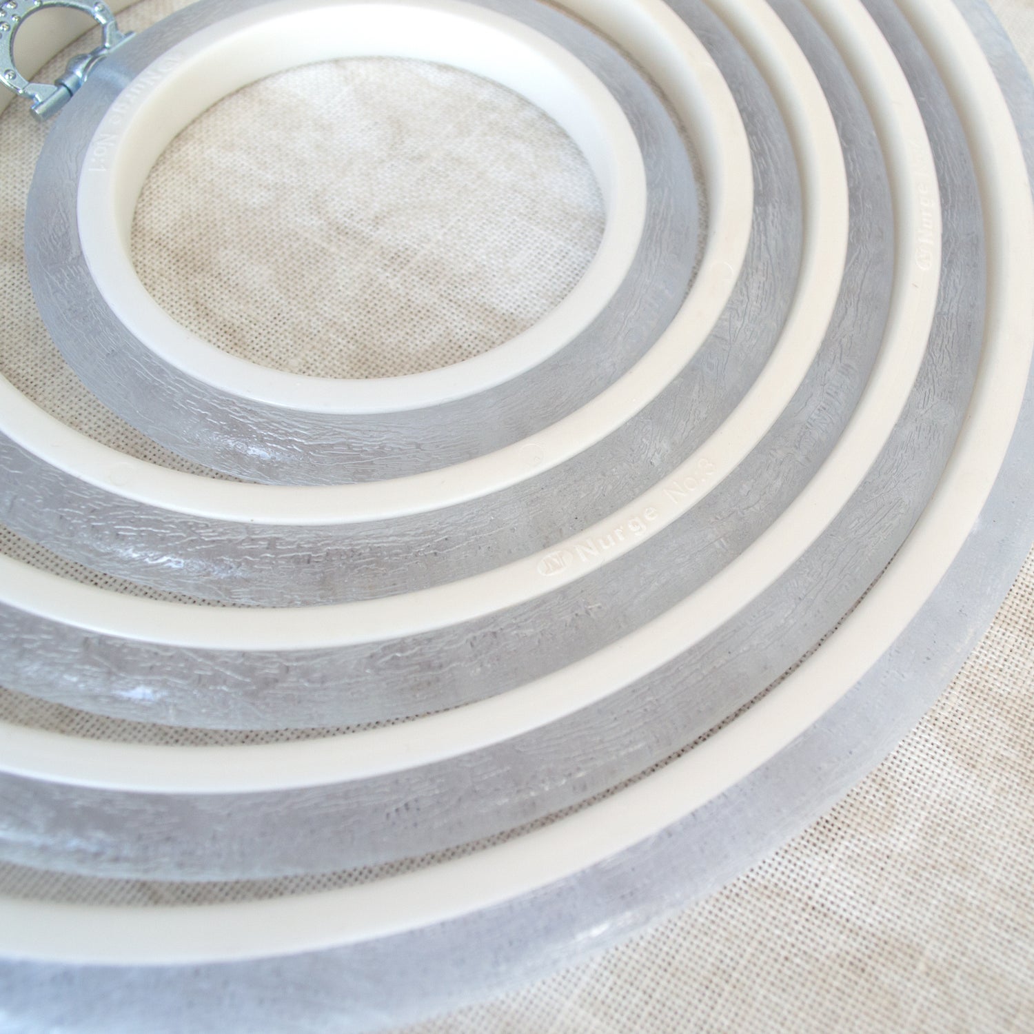 Cadre Nurge Hoop en Transparent : polyvalence et élégance dans vos projets de broderie