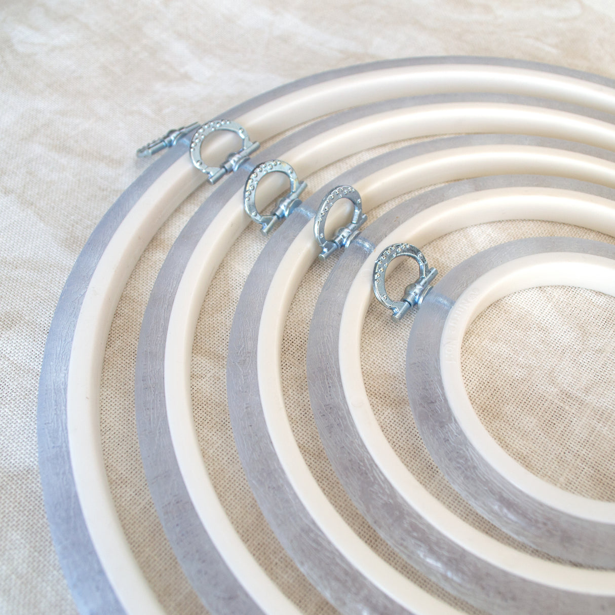 Cadre Nurge Hoop en Transparent : polyvalence et élégance dans vos projets de broderie