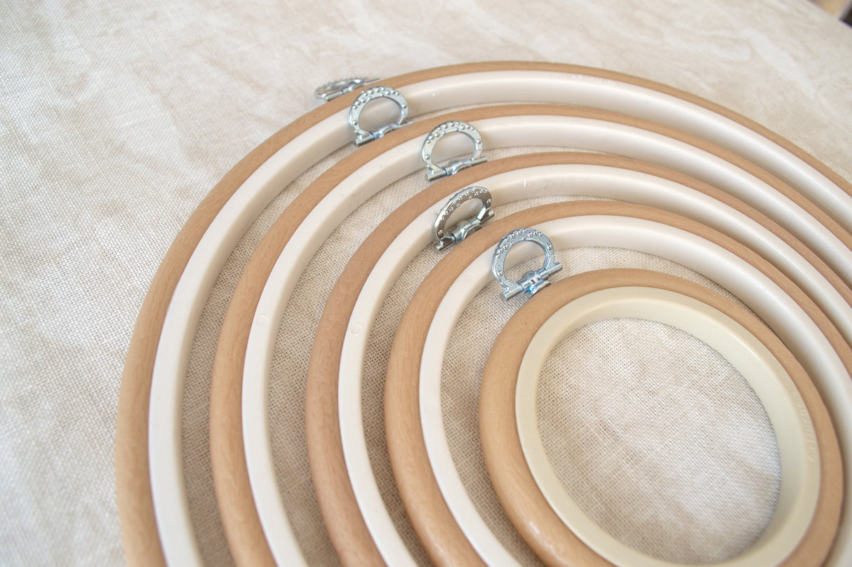 Bastidor-Marco Aro de Nurge en Beige: Un Toque Clásico para Tus Creaciones Bordadas