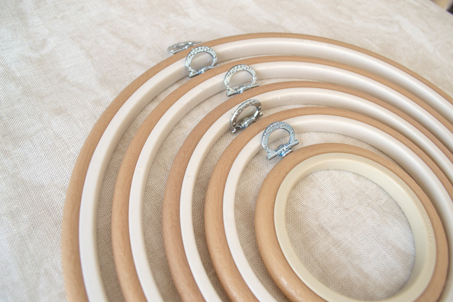Bastidor-Marco Aro de Nurge en Beige: Un Toque Clásico para Tus Creaciones Bordadas