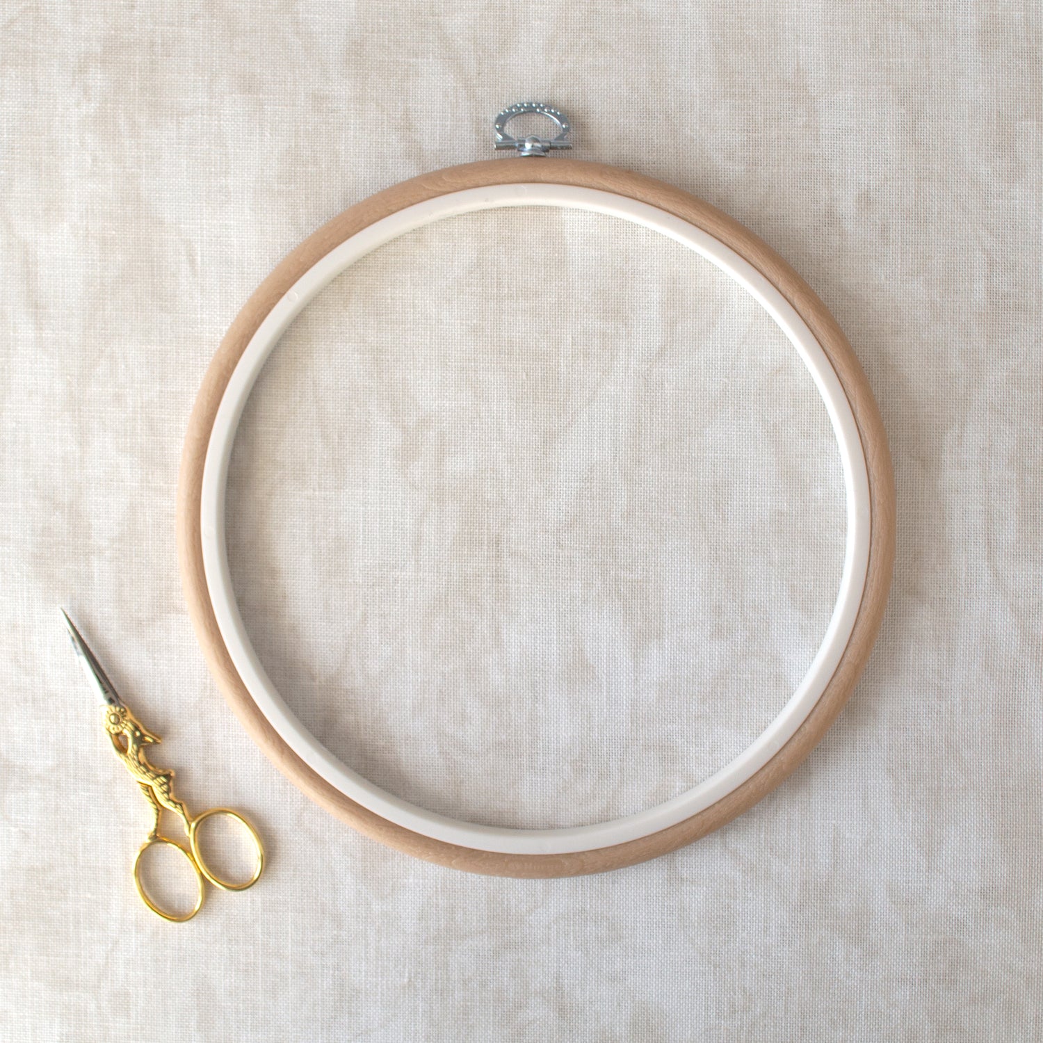 Bastidor-Marco Aro de Nurge en Beige: Un Toque Clásico para Tus Creaciones Bordadas