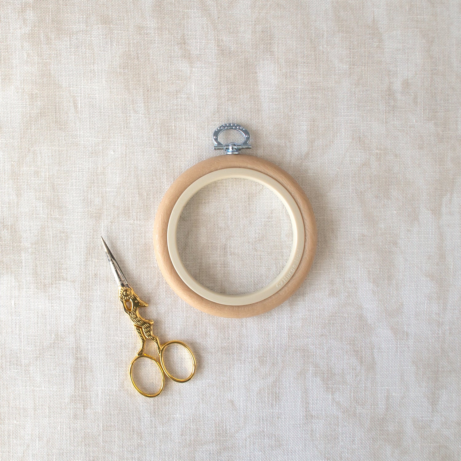 Bastidor-Marco Aro de Nurge en Beige: Un Toque Clásico para Tus Creaciones Bordadas