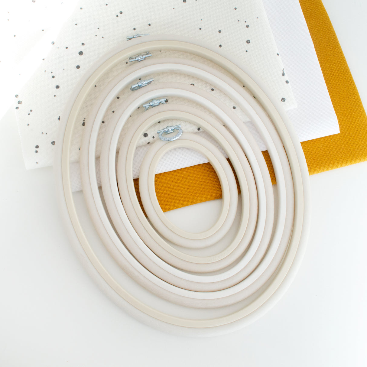 Cadre-Cadre Ovale Nurge Flexi Hoop : Élégance et fonctionnalité en blanc pour votre broderie
