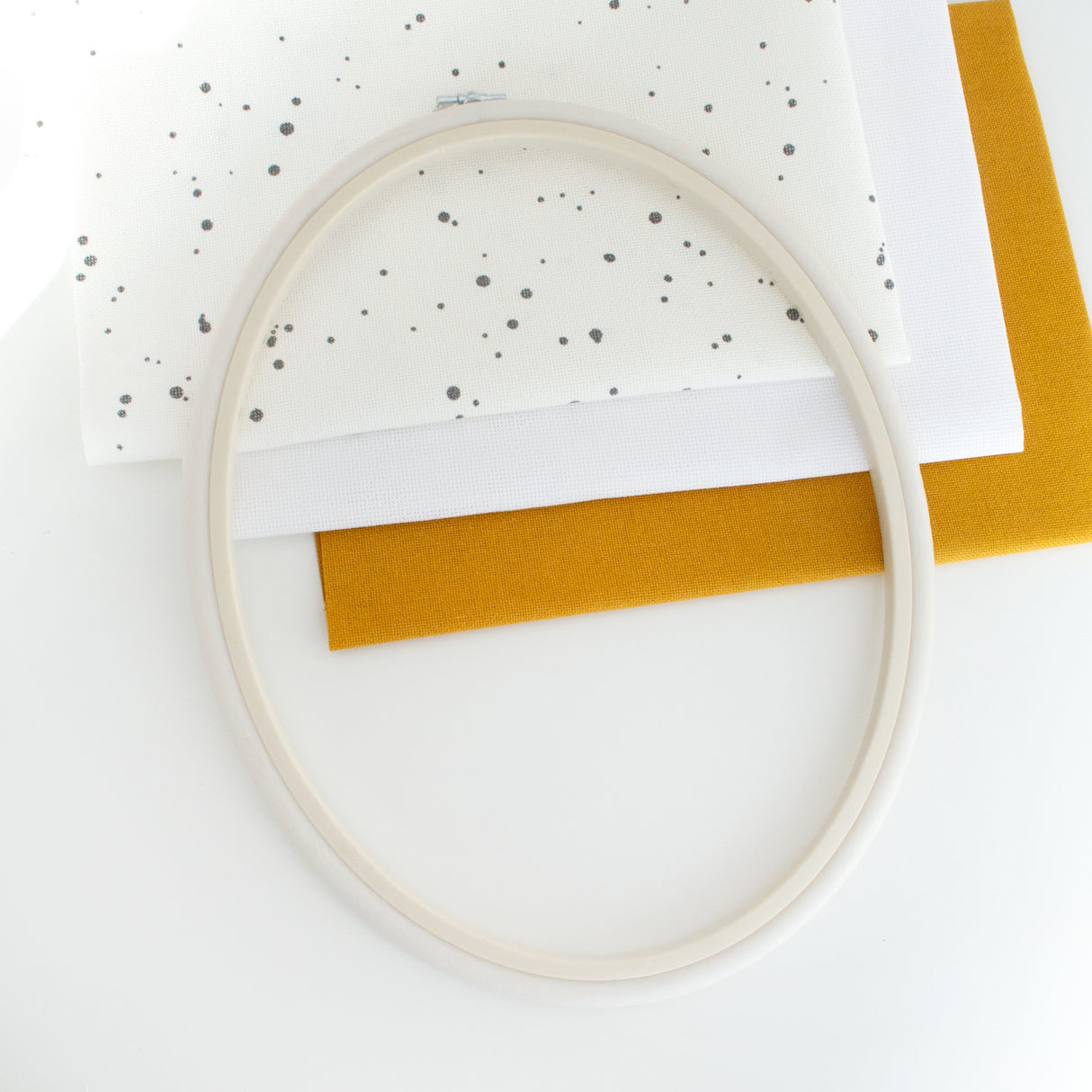 Cadre-Cadre Ovale Nurge Flexi Hoop : Élégance et fonctionnalité en blanc pour votre broderie