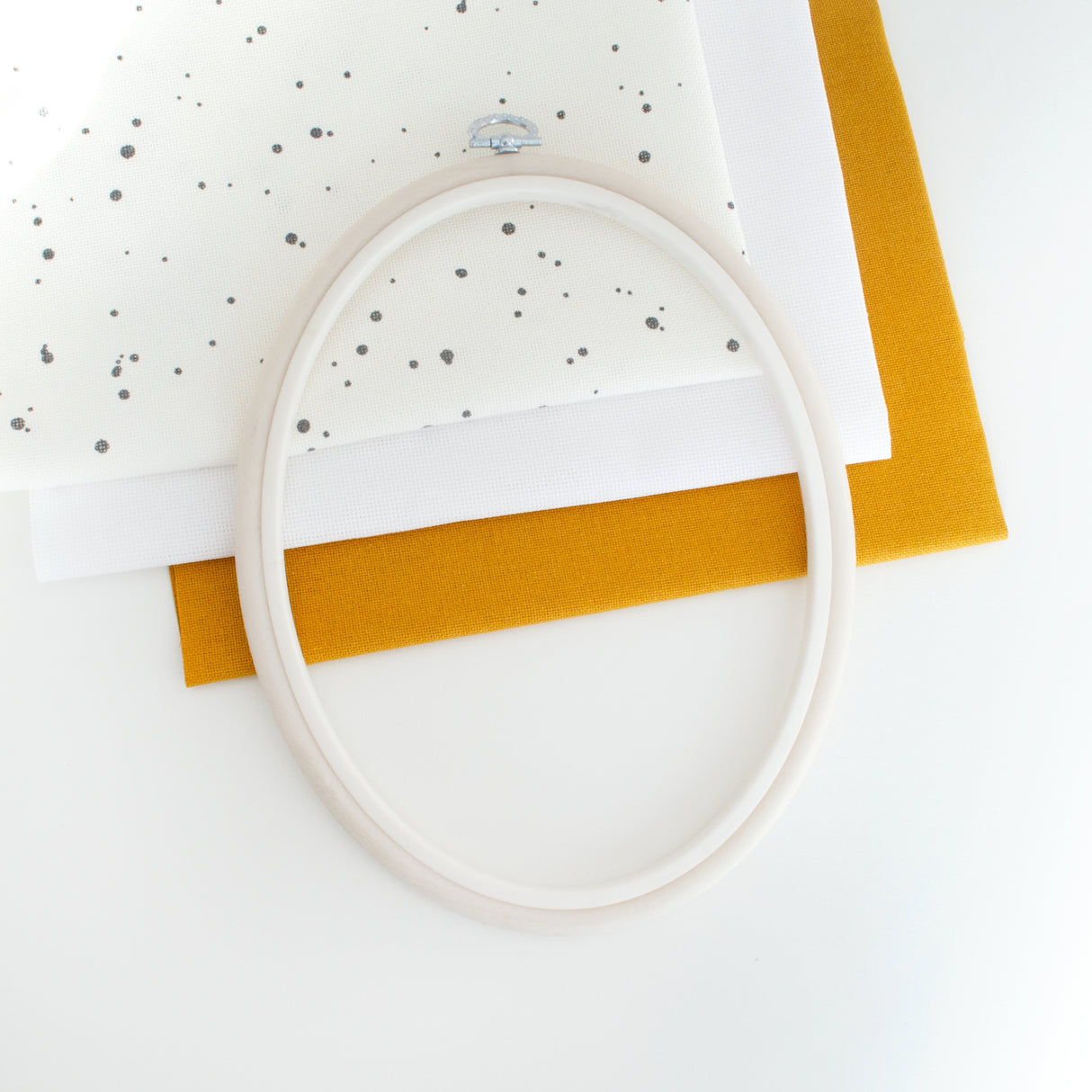 Cadre-Cadre Ovale Nurge Flexi Hoop : Élégance et fonctionnalité en blanc pour votre broderie
