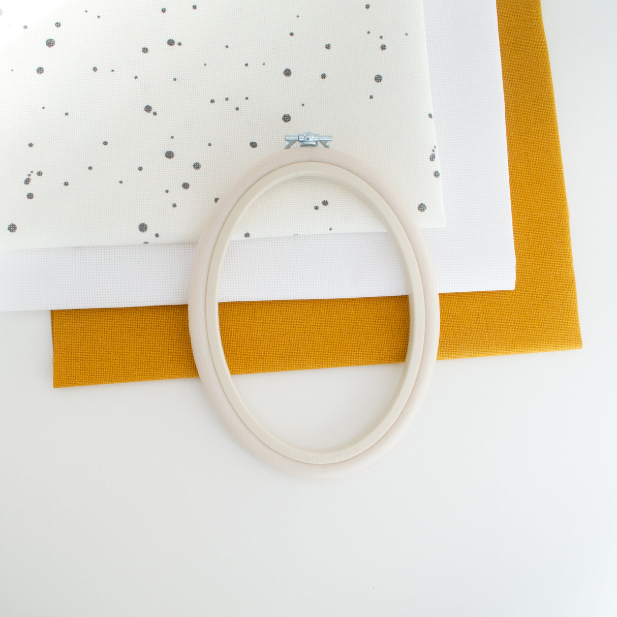 Cadre-Cadre Ovale Nurge Flexi Hoop : Élégance et fonctionnalité en blanc pour votre broderie
