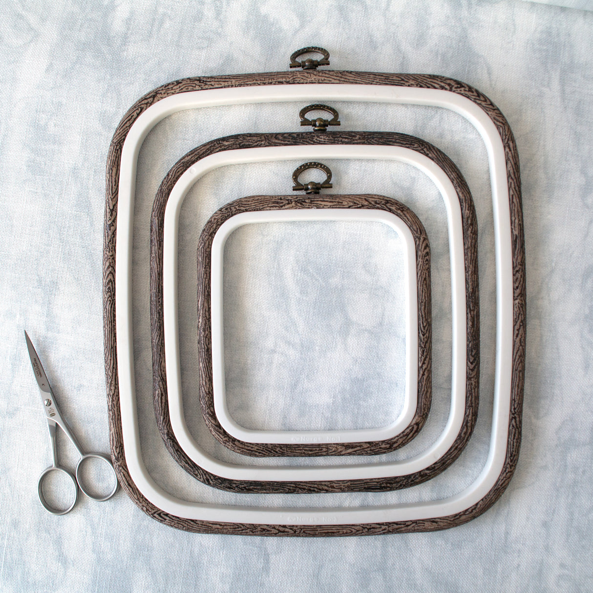Bastidor-Marco Cuadrado Flexi Hoop de Nurge marrón efecto madera