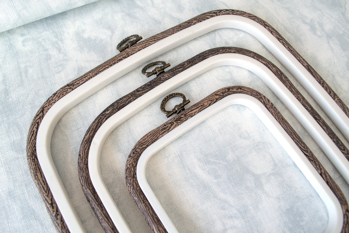 Bastidor-Marco Cuadrado Flexi Hoop de Nurge: Elegancia y Funcionalidad en Color Marrón Oscuro