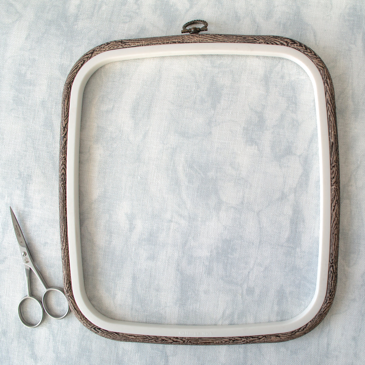 Bastidor-Marco Cuadrado Flexi Hoop de Nurge: Elegancia y Funcionalidad en Color Marrón Oscuro