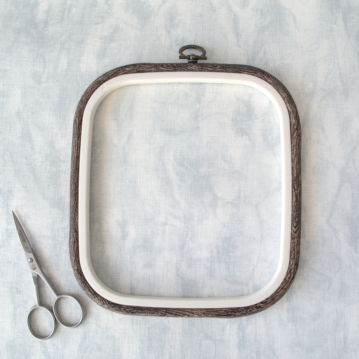 Bastidor-Marco Cuadrado Flexi Hoop de Nurge: Elegancia y Funcionalidad en Color Marrón Oscuro