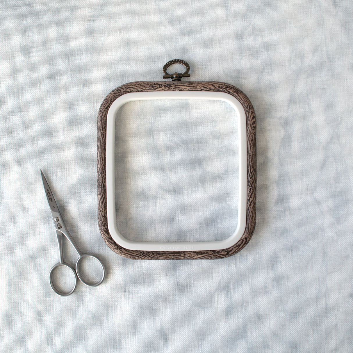 Bastidor-Marco Cuadrado Flexi Hoop de Nurge: Elegancia y Funcionalidad en Color Marrón Oscuro