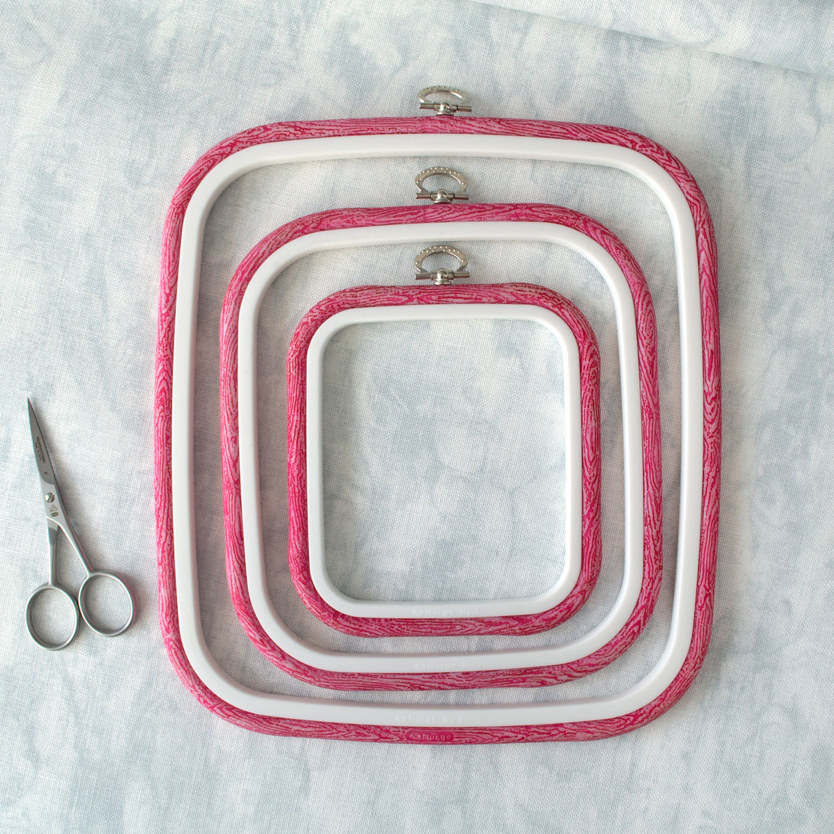 Bastidor-Marco Cuadrado Flexi Hoop de Nurge: Encanto y Funcionalidad en Delicado Color Rosa