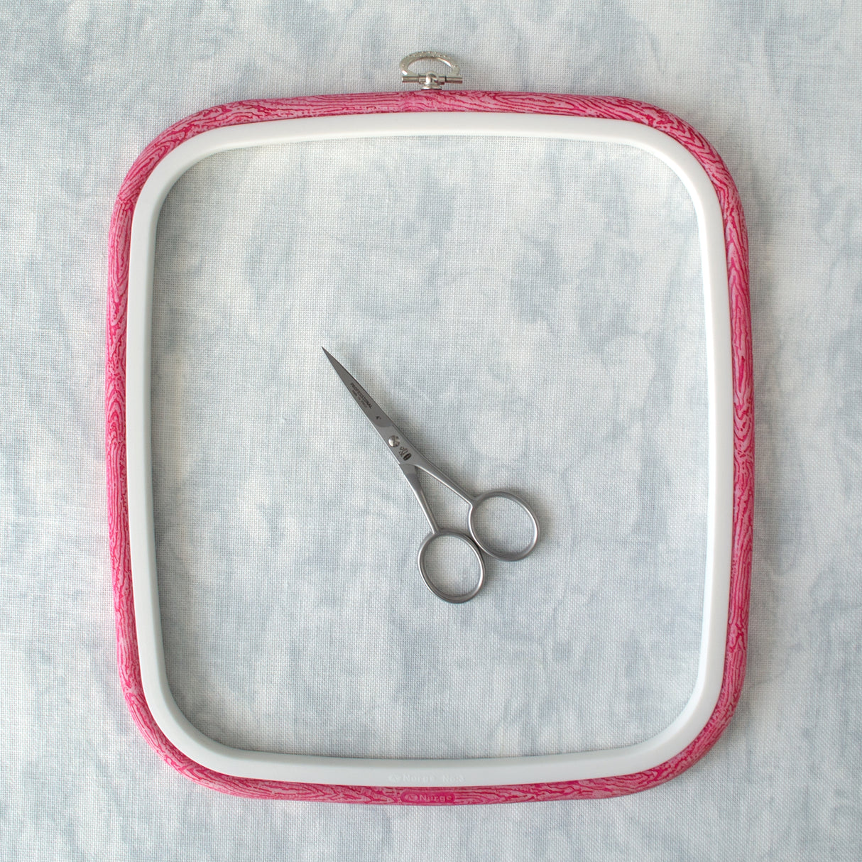 Bastidor-Marco Cuadrado Flexi Hoop de Nurge: Encanto y Funcionalidad en Delicado Color Rosa