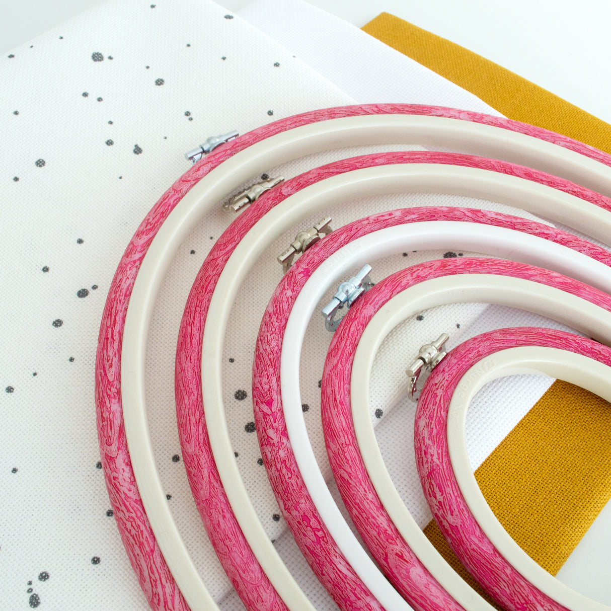 Nurge Flexi Hoop Oval Frame: Charm and Functionality in Pink