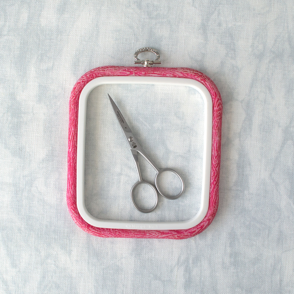Cadre carré Nurge Flexi Hoop : charme et fonctionnalité dans une couleur rose délicate
