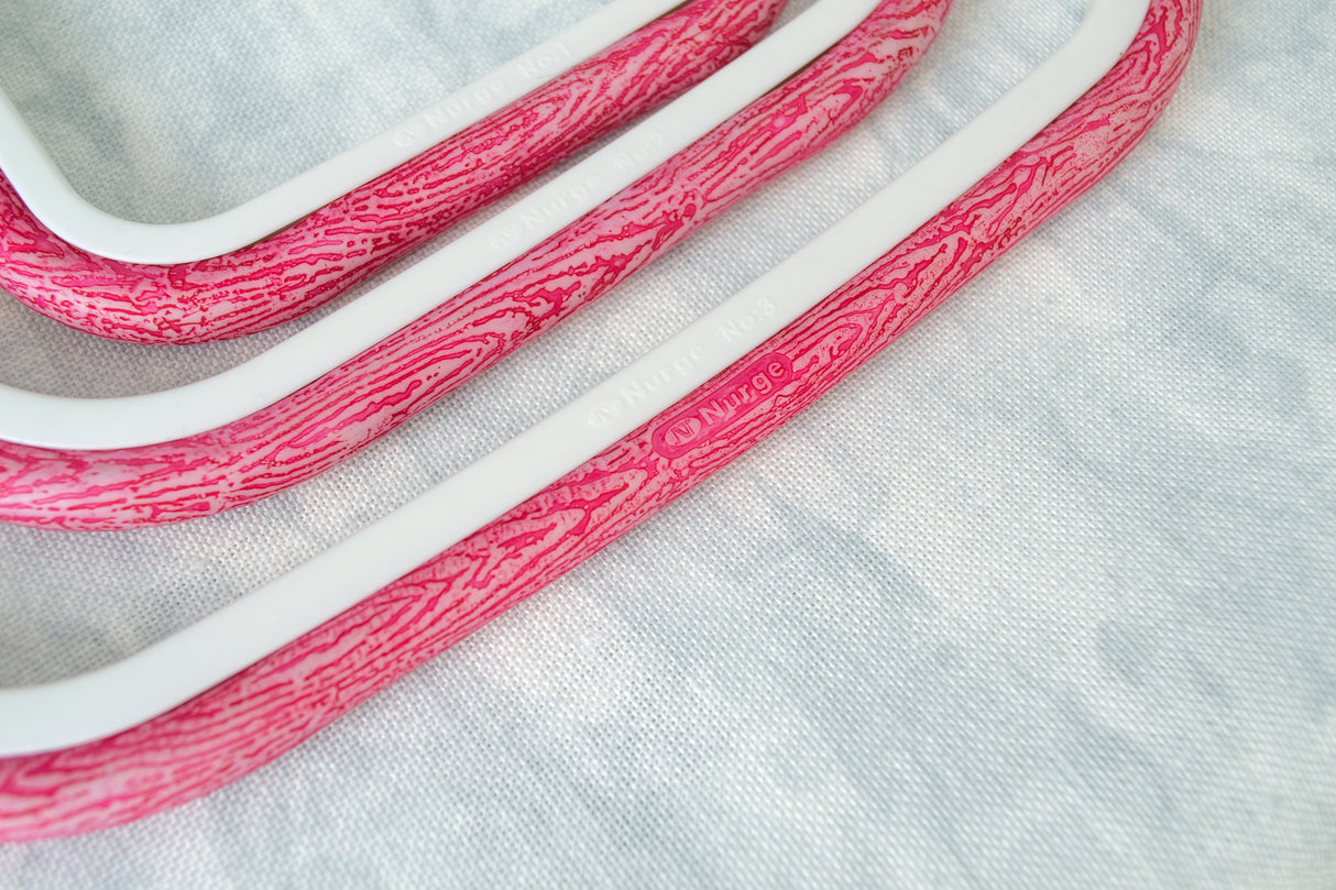 Cadre carré Nurge Flexi Hoop : charme et fonctionnalité dans une couleur rose délicate