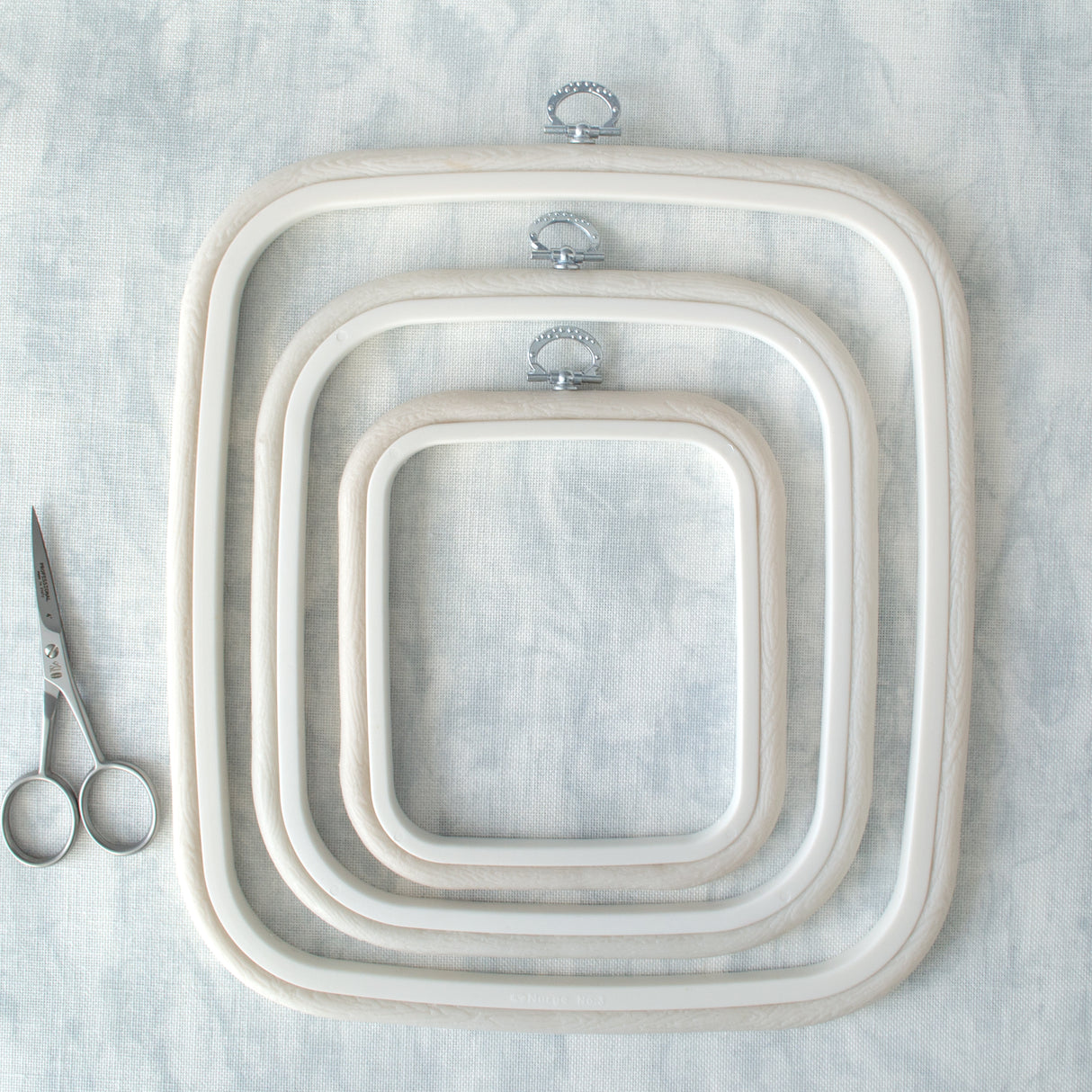 Bastidor-Marco Cuadrado Flexi Hoop de Nurge: Elegancia y Funcionalidad en Prístino Blanco