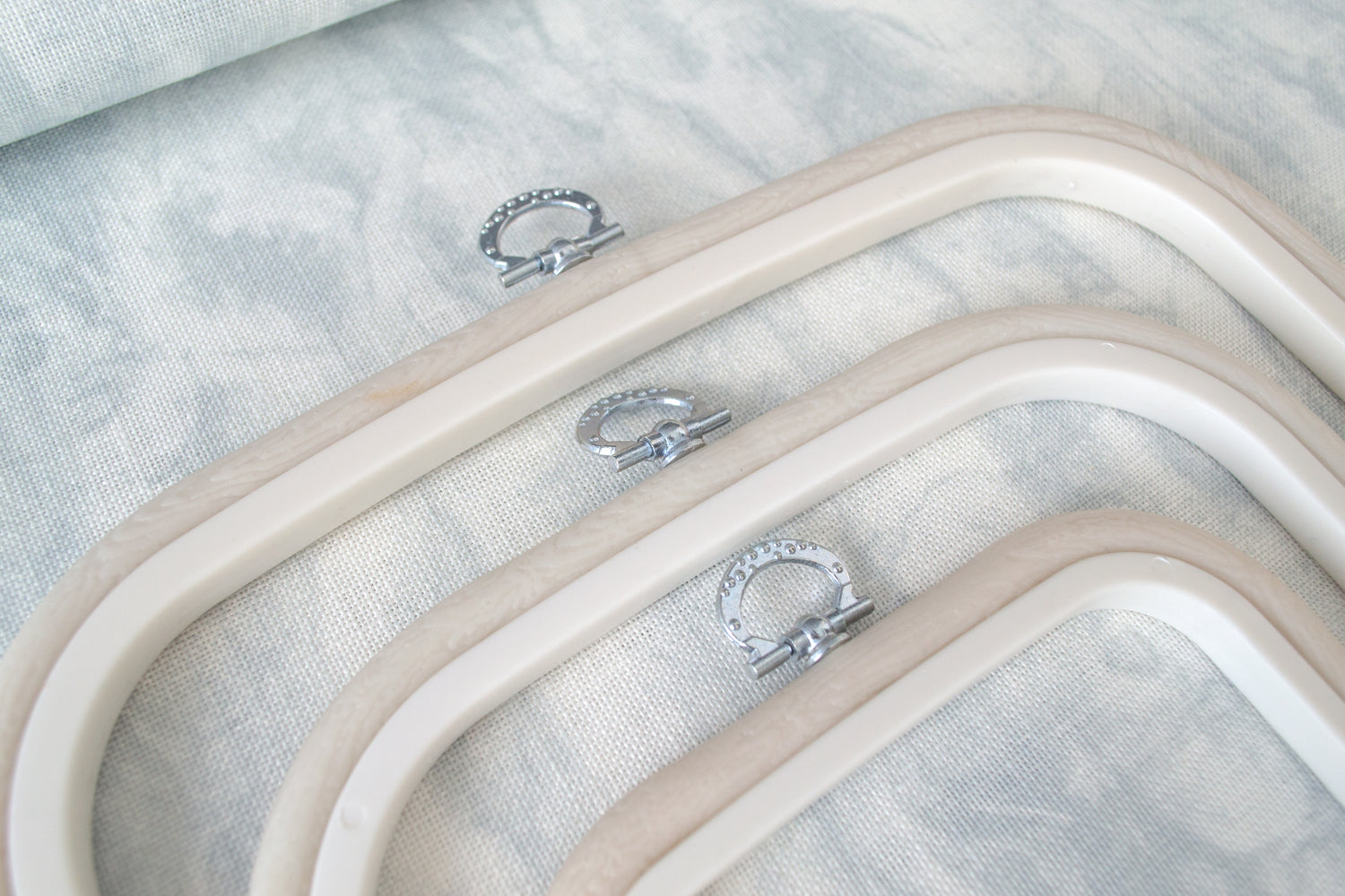Bastidor-Marco Cuadrado Flexi Hoop de Nurge: Elegancia y Funcionalidad en Prístino Blanco