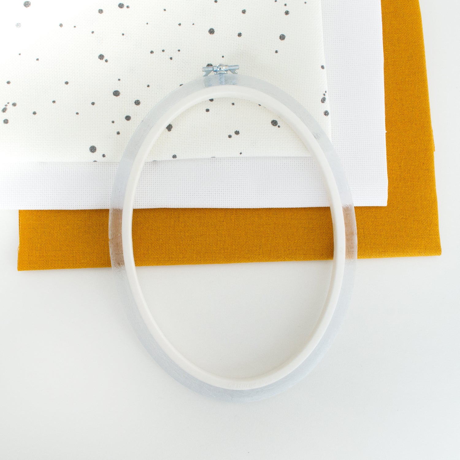 Cadre-cadre flexible ovale transparent Nurge : affichez votre broderie avec une touche moderne et élégante