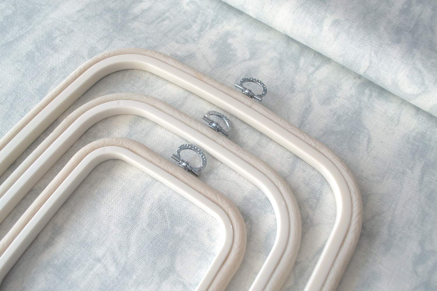 Bastidor-Marco Cuadrado Flexi Hoop de Nurge: Elegancia y Funcionalidad en Prístino Blanco