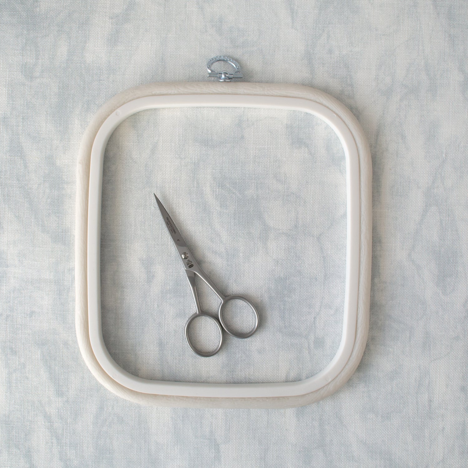 Bastidor-Marco Cuadrado Flexi Hoop de Nurge: Elegancia y Funcionalidad en Prístino Blanco