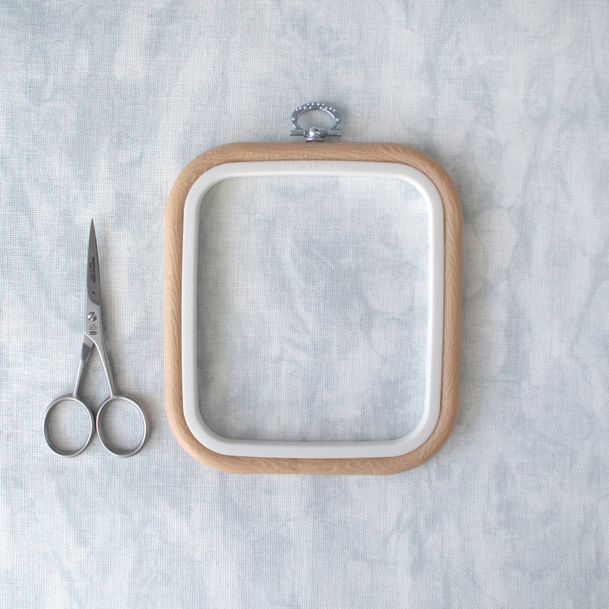 Bastidor-Marco Cuadrado Flexi Hoop de Nurge: Elegancia y Funcionalidad en Color Beige