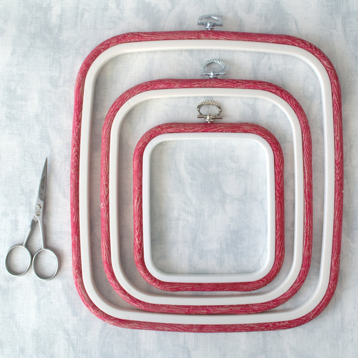 Cadre carré Nurge Flexi Hoop : mettez en valeur votre broderie avec la couleur rouge vif.