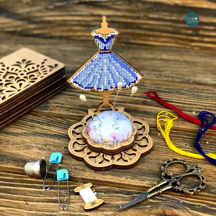 Kit coussin à épingles « Robe élégante » avec perles et bois - FLK-285 par Volshebnaya Strana