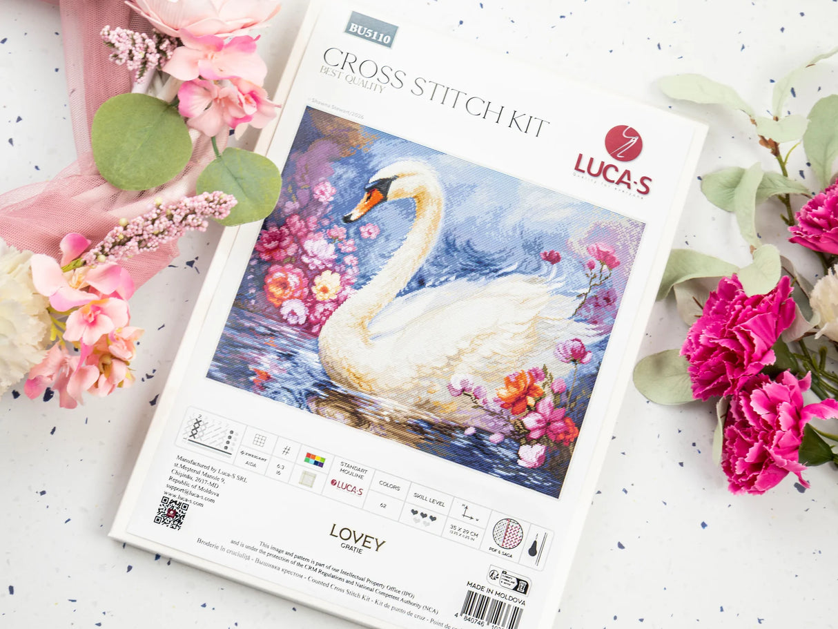 Kit de Punto de Cruz Luca-S “Lovey” BU5110 – Cisne con Flores 35×29 cm