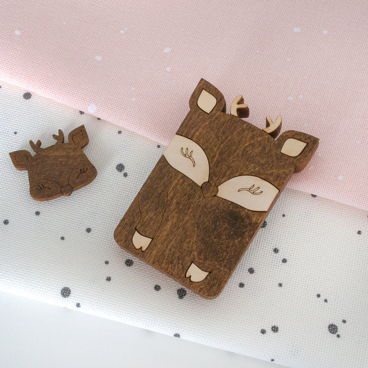 Étui à aiguilles en bois avec aimants. Renne - Wizardi KF056/10