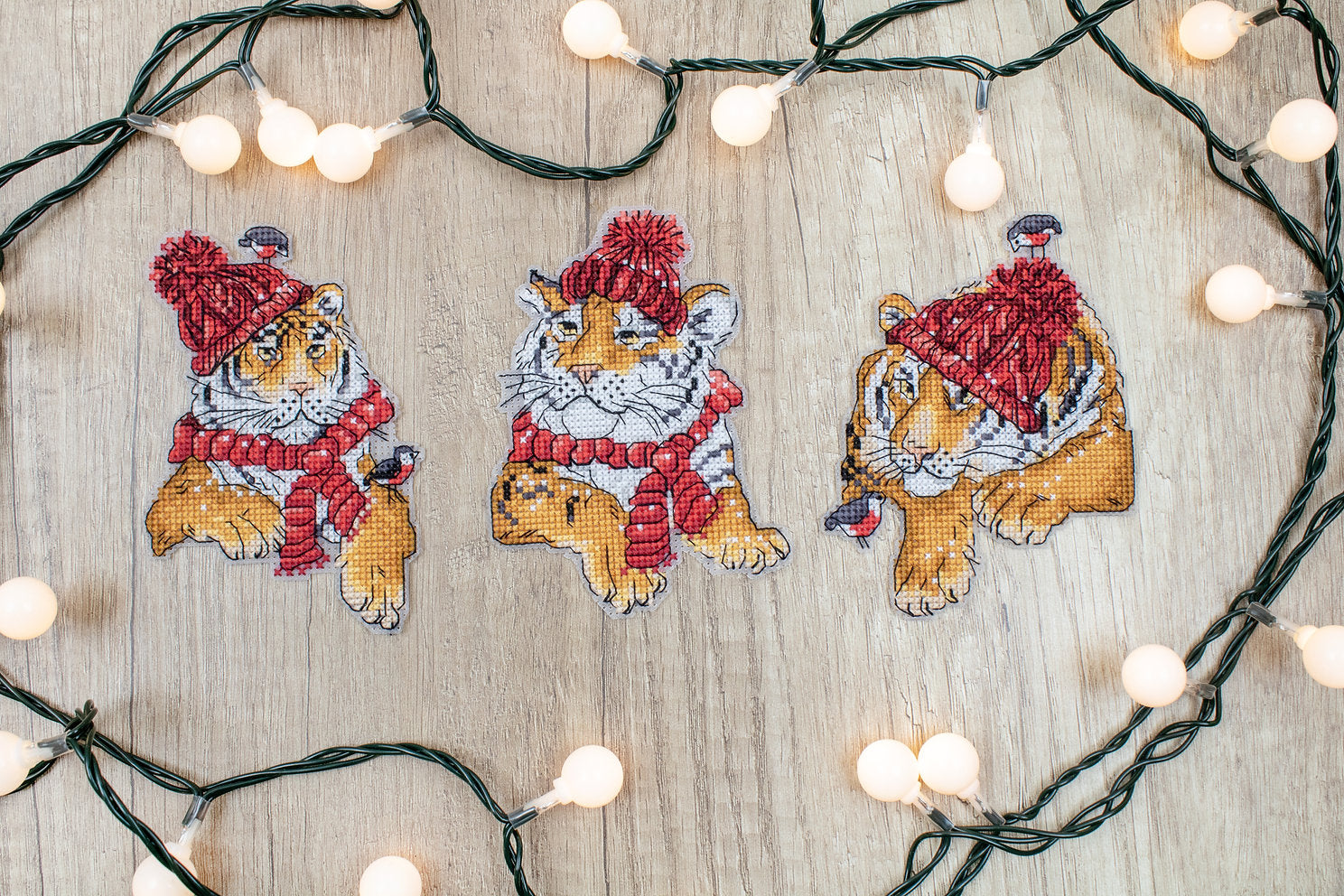 L8017 Christmas Tigers - LETISCTITH - Cross Stitch Kit