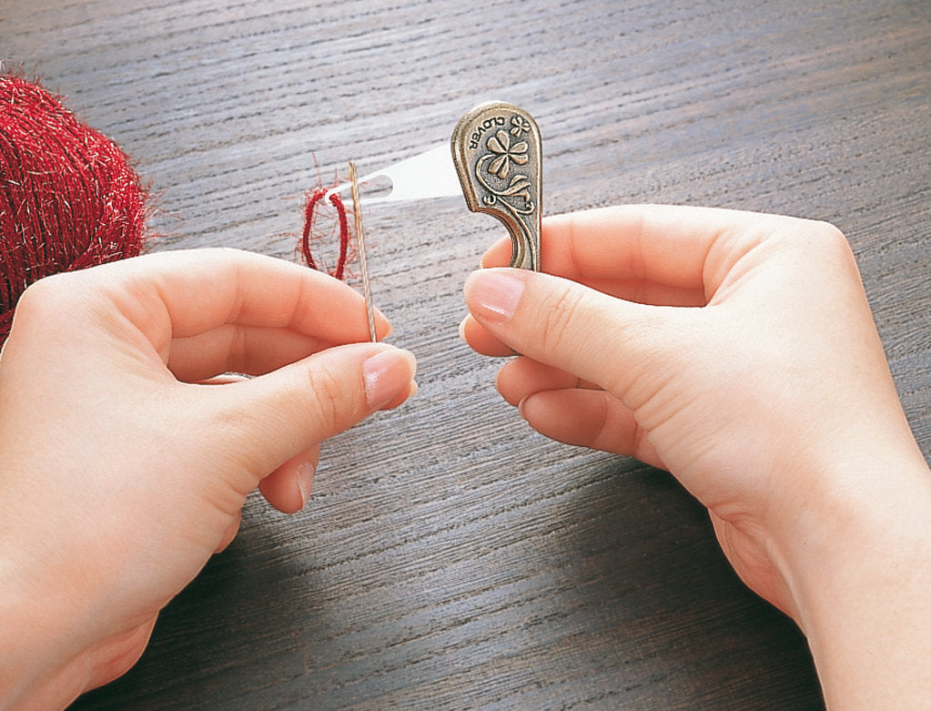 Ensartador de agujas Clover 3114 estilo antiguo vintage | Enhebrado fácil para lanas e hilos gruesos