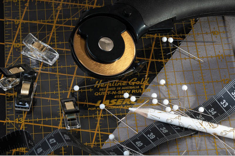 Épingles à tête en plastique White Hemline Gold 678.WH.HG