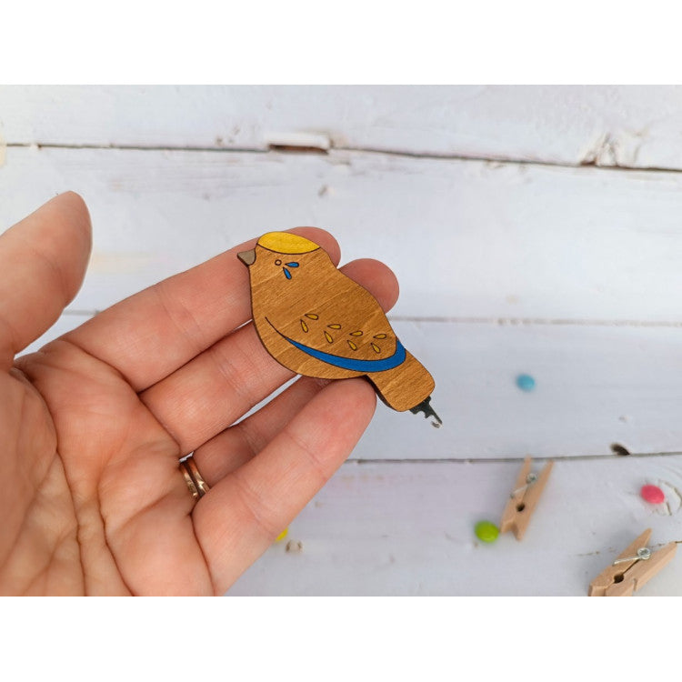 Enhebrador de agujas de madera con diseño de pájaro azul KF070/1-1