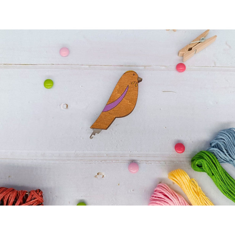 Enhebrador de Agujas de Madera con Diseño de Pájaro Morado KF070/1-3