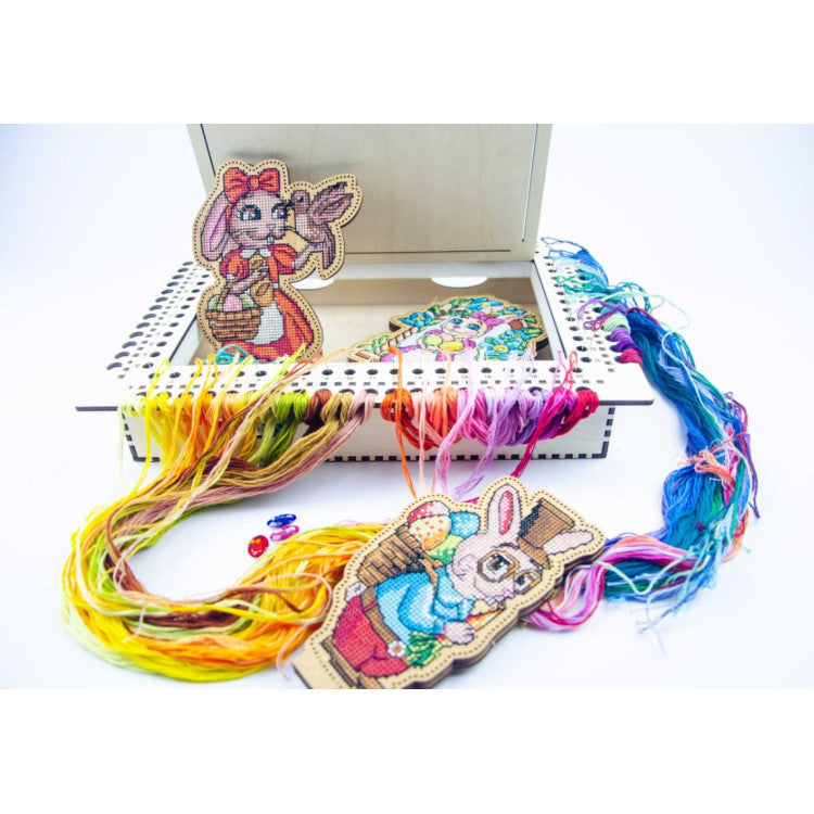 Organisateur d'aiguilles avec boîte à fil sur socle en bois, ivoire, 66 trous OG-075