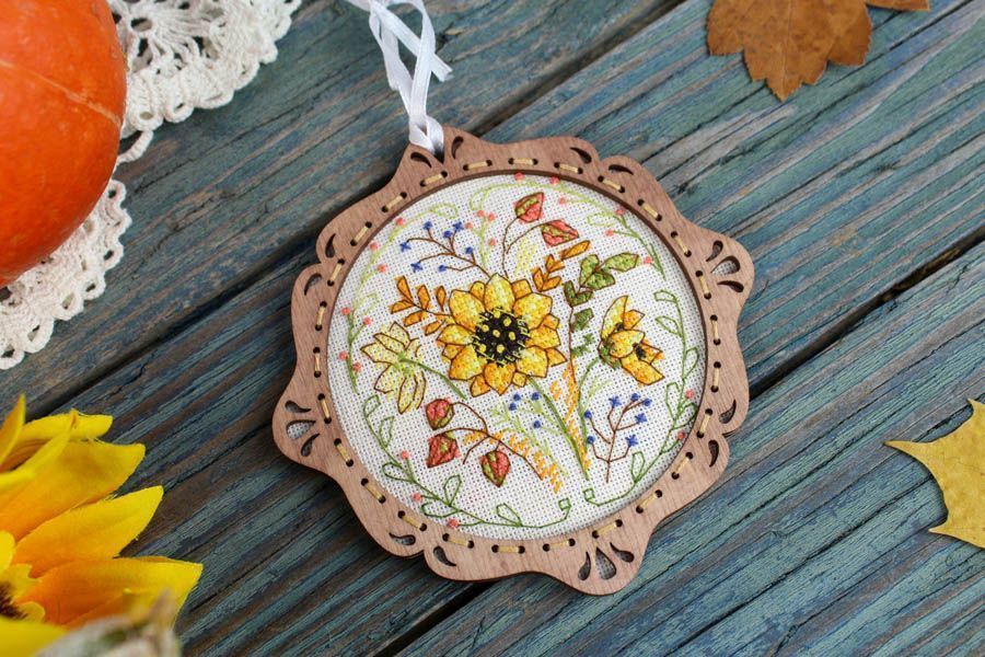 Broderie au point de croix sur socle en bois "Miniature. Cadeau d'automne" SO-101 par MP Studia