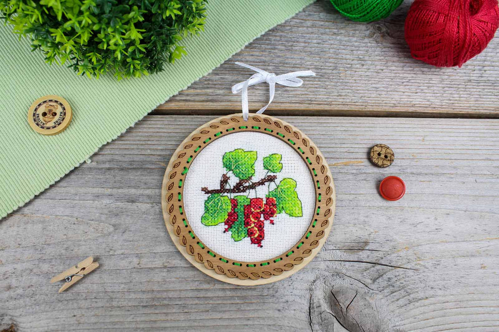 Bordado en madera MP Studia SO-131 – Miniatura “Bayas de verano: Grosellas rojas”