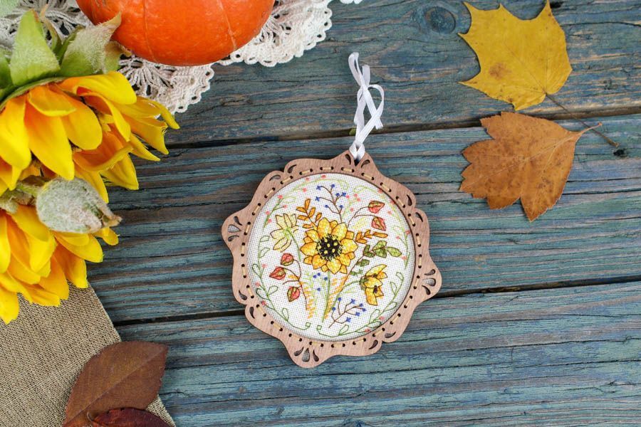 Broderie au point de croix sur socle en bois "Miniature. Cadeau d'automne" SO-101 par MP Studia