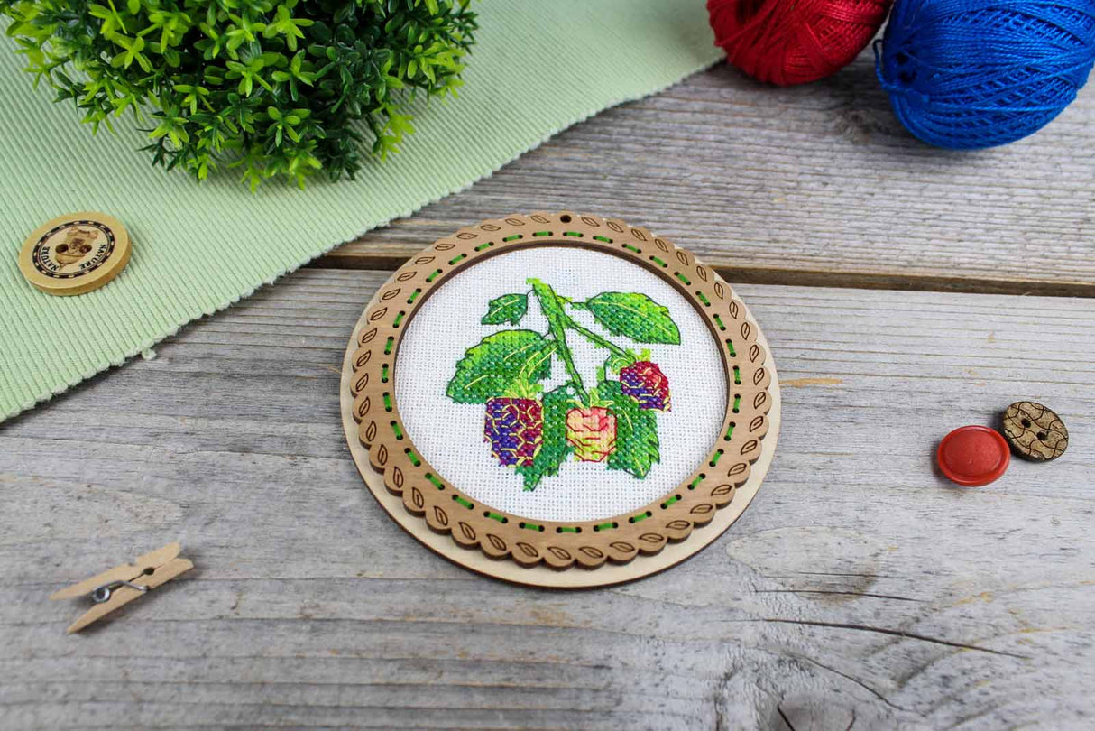 Bordado en madera MP Studia SO-132 – Miniatura “Bayas de verano: Moras”